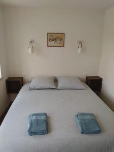 Maisons de vacances Charmante Maison de village avec linge fourni - plage a 12km : photos des chambres