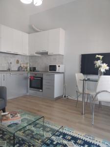 Seaview apartment in Durres beach, Albania -Elavator, Air-condition, Internet provided