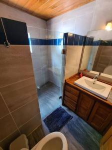 Casa Alrededor de un Pino