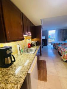 Cozy studio with FREE parking in Waikiki