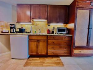 Cozy studio with FREE parking in Waikiki