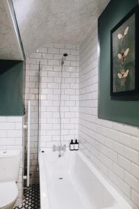 Bee Stays - Long Lane