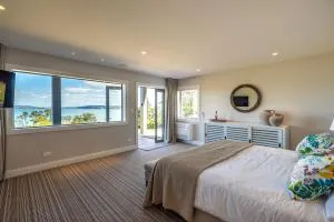 The Keep, with panoroma bay views and perfect for couples - Awaroa