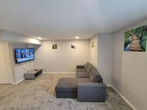 Cozy vacation! 3min from Cinema Plex, Biggest YMCA, South Health Campus, etc - Shepard