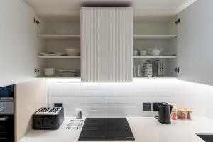 Marvol 101 - Spacious 1 Bedroom Near Beach & Cafes-Secure Parking-WIFI-Generator