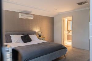 Spacious 5B2B house near airport