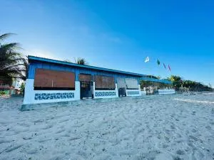 Tiny Cabins and Couple rooms Beachcamp for Budget Travellers in PATAR- BEACHFRONT - Bani