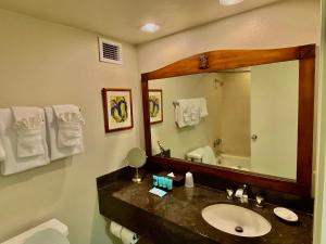 Cozy studio with FREE parking in Waikiki