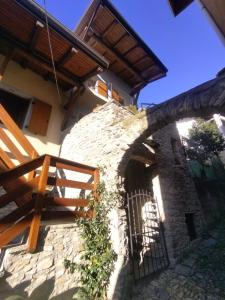 Antico borgo tra i laghi