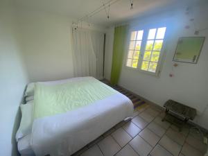 Villas Charmante Maison Piscine : photos des chambres