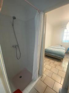 Villas Charmante Maison Piscine : photos des chambres
