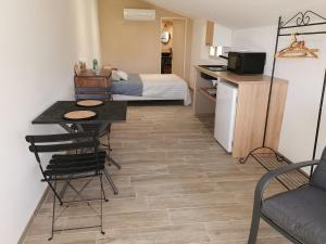 Sejours chez l'habitant Studio 30 m2 acces Piscine : photos des chambres