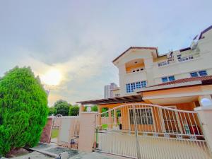 Gathering Corner House with 6 Rooms upto 16Pax by Manhattan Group