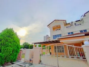 Gathering Corner House with 6 Rooms upto 16Pax by Manhattan Group - Kampong Kerdas