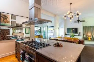 STUNNING TROPICAL OASIS free parking - Albany Creek