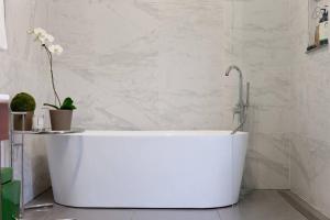 STUNNING TROPICAL OASIS free parking