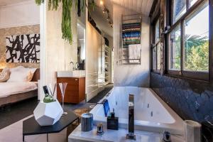 STUNNING TROPICAL OASIS free parking