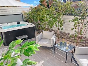 The Encino - luxury seaside suite