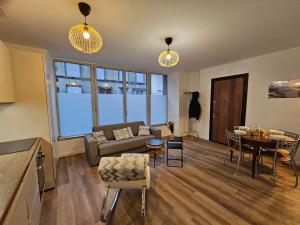 Appartements 4, 5 et 10 personnes renoves en centre-ville : photos des chambres