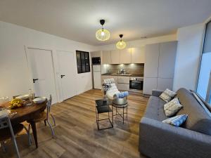 Appartements 4, 5 et 10 personnes renoves en centre-ville : photos des chambres