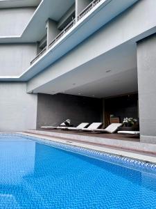 Deluxe Executive Corner Unit in Makati