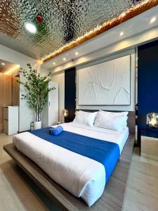 Deluxe Executive Corner Unit in Makati