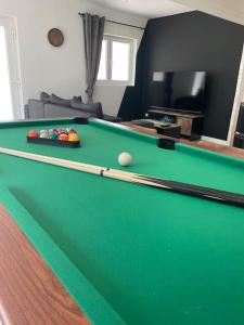 Maisons de vacances Chalet 6-8 personnes avec jeux et jaccuzi - Nahleo Chalet : photos des chambres