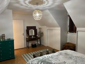 Maisons de vacances Maison avec grand jardin proche de Pegasus Bridge : photos des chambres