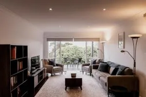 Seaside home with nearby beach access - Taroona