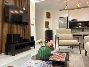 Marina View Residence, Luxury Studio, Ocean View, Enjoy Starlink High Speed WiFi, IPTV, PlayStation PS4 Plus, Near TGV, Airport Bus, Taxi, Indrive, and so on