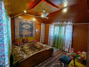 The Dreamer Destination Houseboat