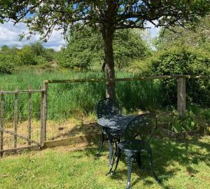 1 Bed Cottage - Sleeps 2 - Garden - Parking - Wifi