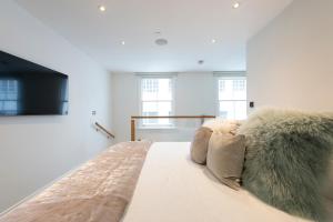 Soho Harmony Haven: Chic 2-Bed, 2-Bath Urban Retreat