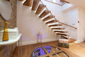 Soho Harmony Haven: Chic 2-Bed, 2-Bath Urban Retreat