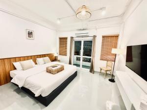 Momento Hotel and Cafe