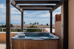 Malibu Mansions by the beach by ALFRESCO STAYS