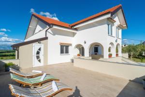 Emas Olive Garden Apt 1 with private parking, just 10 minutes drive from sandy beach