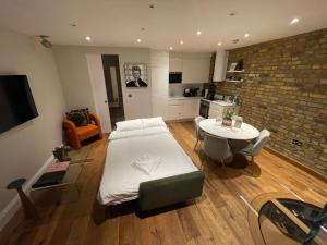 Soho Harmony Haven: Chic 2-Bed, 2-Bath Urban Retreat