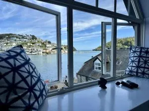 Seascape - Waterfront apartment, glorious views and parking - Kingswear