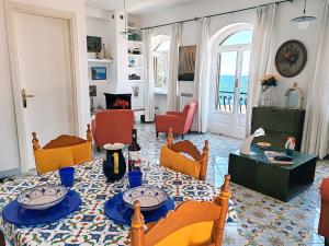 View on bay and charming houses Mediterranea e Capricorno