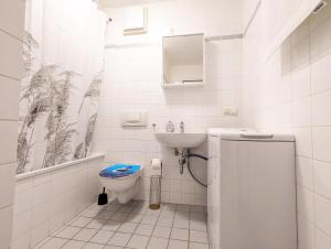 2-Zimmer-Monteurwohnung mit Balkon - Ludwigsfelde bei Berlin - Küche & Bad - Free WiFi