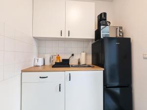 2-Zimmer-Monteurwohnung mit Balkon - Ludwigsfelde bei Berlin - Küche & Bad - Free WiFi