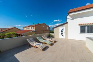Emas Olive Garden Apt 1 with private parking, just 10 minutes drive from sandy beach