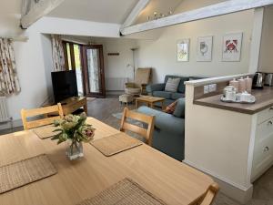 Barnfield - Beautiful Barn, River views, Close to Quay