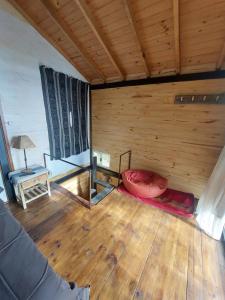 Casita moderna en el bosque