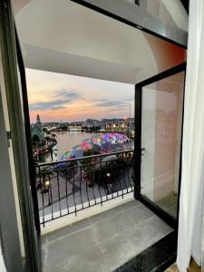 Phòng Deluxe Giường Đôi Có Ban Công (Deluxe Double Room with Balcony)