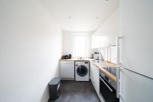 Refurbished 2-BR close to the airport - 144