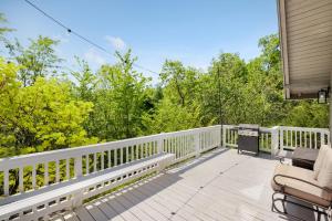 Mountain cabin w hot tub, fire pit & pet-friendly