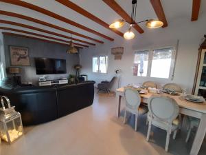 Villa"Kacper"cerca de Gandia ,con vistas al mar y montañas ,piscina 8-10 personas