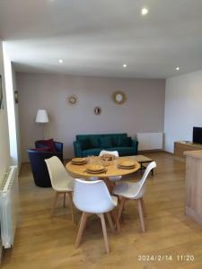 Appartements Grand T2 de charme, confort 3*, face aux Thermes. : photos des chambres